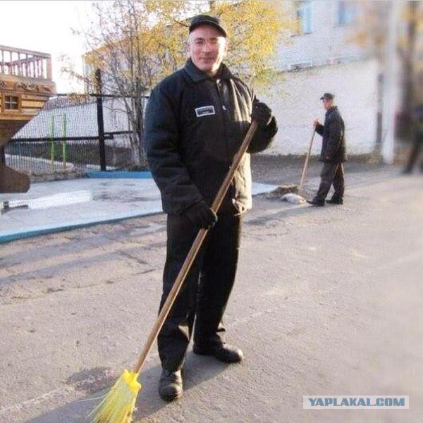 А костюмчик-то ему идет...