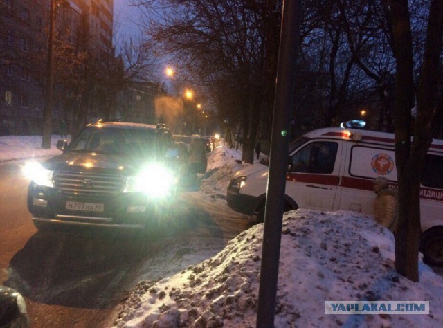 Возле детского сада «Тойота» заблокировала проезд «Скорой» с пострадавшим
