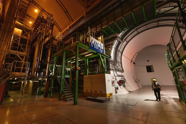 Ученые CERN открыли две новые элементарные частицы