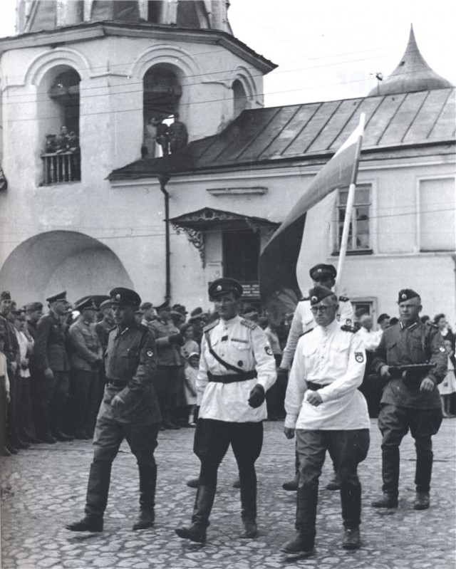Негодяй кинул цветы в памятник Сталина