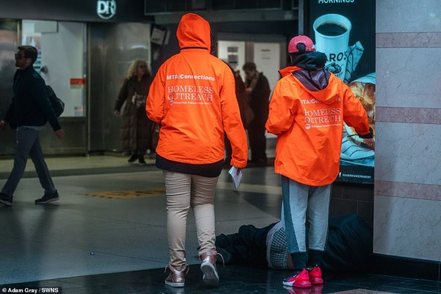 Толпы бездомных, которые мешают пассажирам в метро и на вокзалах Нью-Йорка