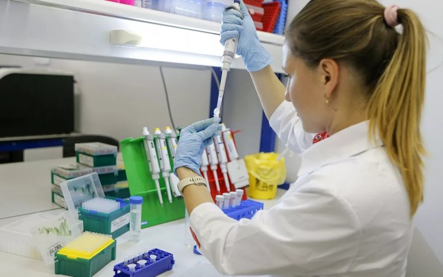 Центр Гамалеи начал адаптацию вакцин к омикрон-штамму коронавируса