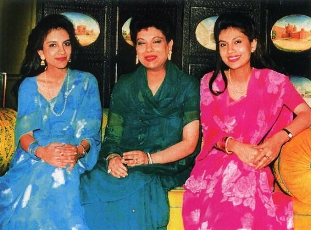 Сначала принц дал короткую очередь в воздух. А потом разрядил обойму в близких. Последнюю пулю себе