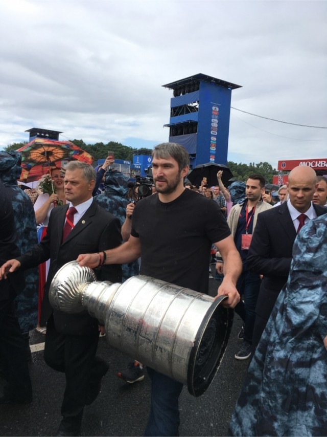 Александр Овечкин сделал хет-трик в матче с «Вегасом» и вышел на первое место в списке снайперов НХЛ