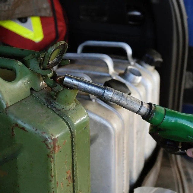 В Подмосковье запретили продавать бензин несовершеннолетним