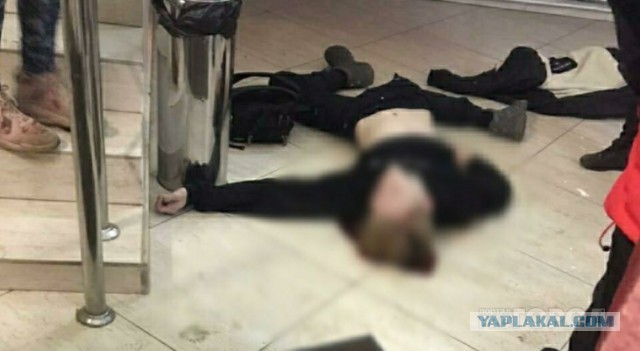 В торговом центре подросток хотел покрасоваться перед друзьями, для чего уселся на лестничные перила, но не удержался и упал