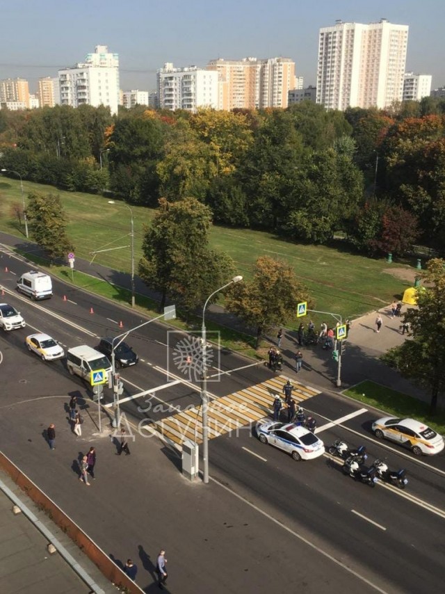 В Москве мотоциклист сбил ребёнка на самокате и протаранил два авто