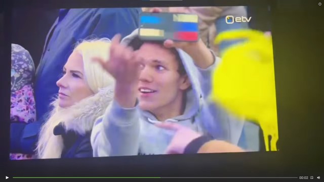 «Работает на Украину». В Екатеринбурге женщину задержали за куртку с Микки Маусом