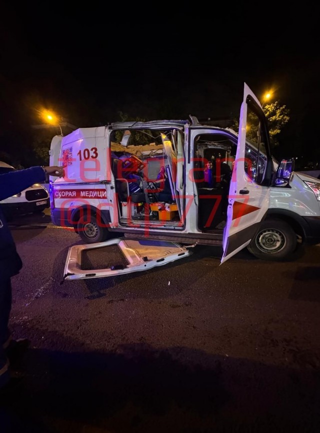 Трал с краном развернулся...