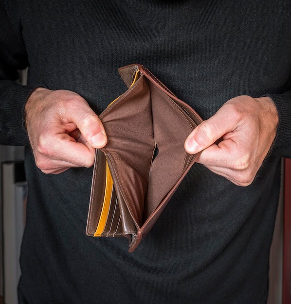 Сколько денег остаётся на вашем счету за день до зарплаты? 