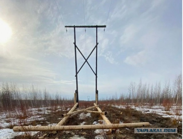 Кадры установки второй временной опоры ЛЭП с помощью вертолёта под Мурманском.