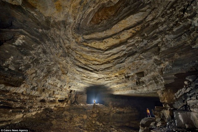 В Китае нашли огромную пещеру - целый мир!
