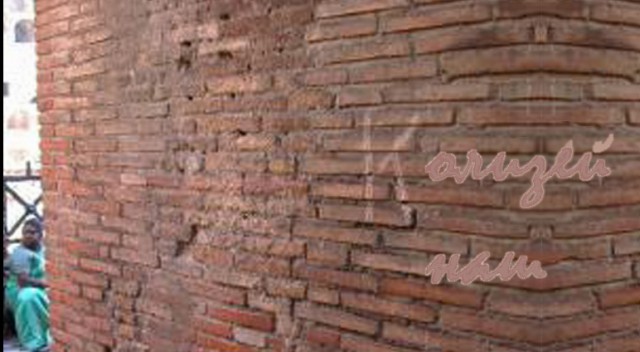 Россиянин выдолбил на стене Колизея букву «К»