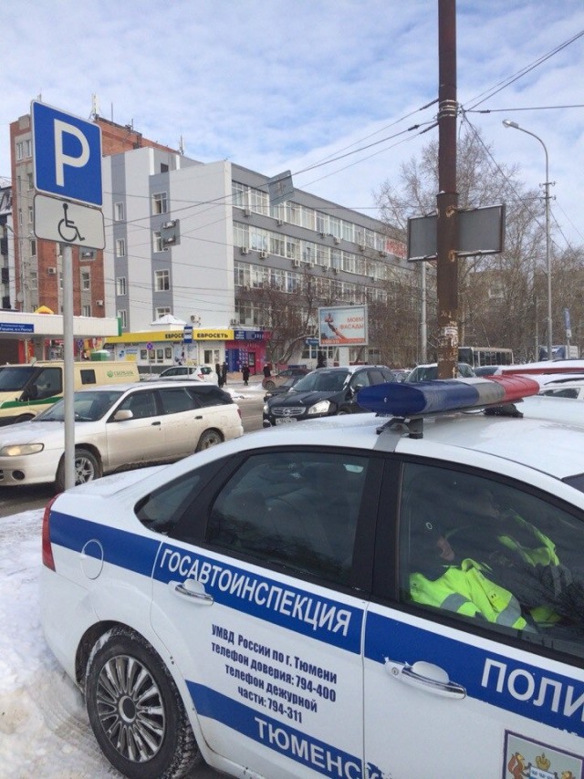 На парковке у "Капитолия", Шереметьевская улица. Зарисовка руки Зощенко "Инвалид".