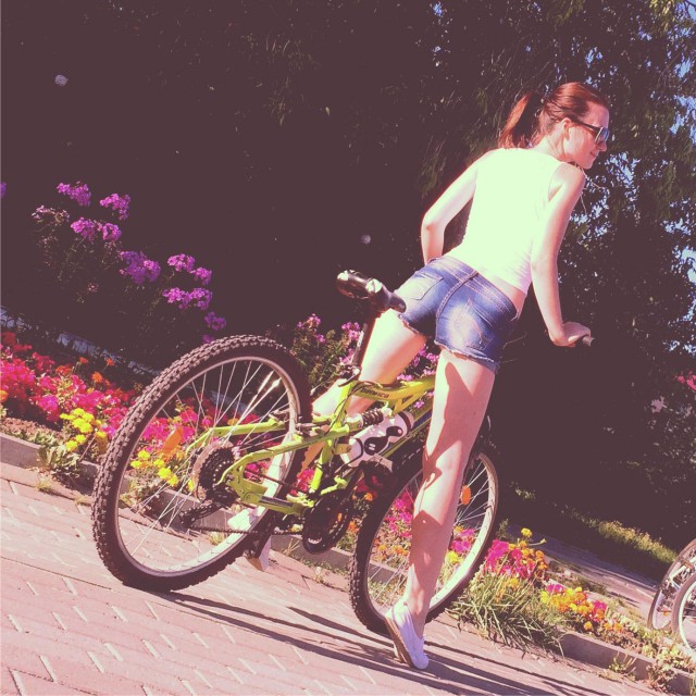 Девушки-велосипедистки
