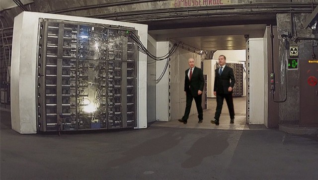 В Питерском метро снова расклеили поздравления с Новым годом от Путина и Беглова