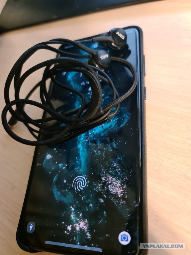 Samsung отказалась от карт памяти в новых смартфонах