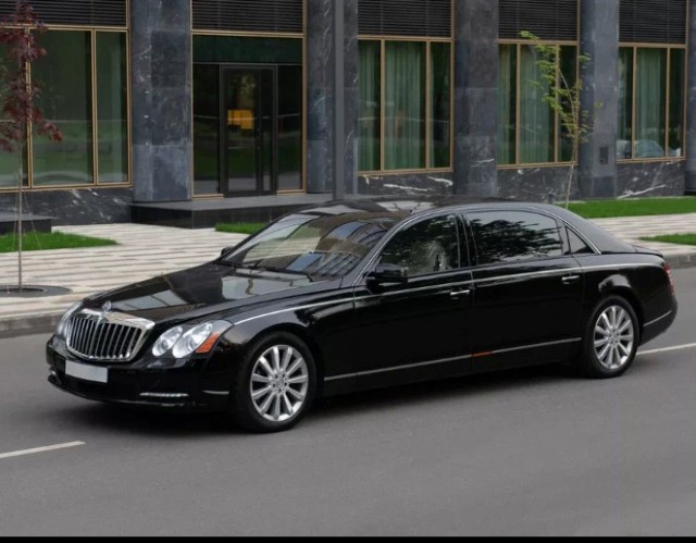 Так Maybach (бронированный) Ким Чен Ына заезжает в его бронированный поезд, на котором он прибыл с визитом в Россию