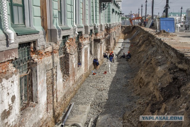 А поверх асфальта еще слой плитки будет? Или ковролином застелят?