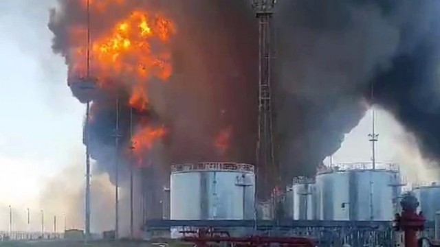 В Ростовской области четвертые сутки тушат загоревшуюся нефтебазу