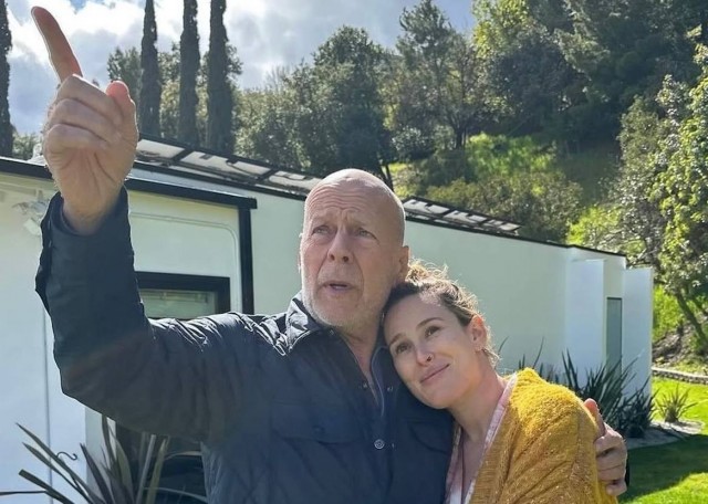 Семья Брюса Уиллиса отселила его в отдельный дом из-за прогрессирующей деменции