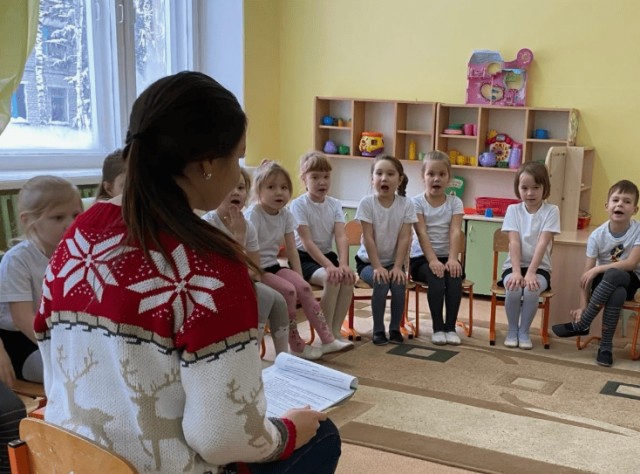 "Работаю на износ". 3 года работаю воспитателем в саду и я не понимаю, как можно прожить на эти деньги? Честно о своем опыте