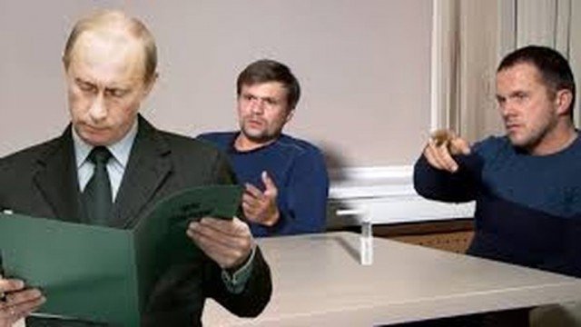 Сейчас в небе над Киевом летает дрон с российским триколором.