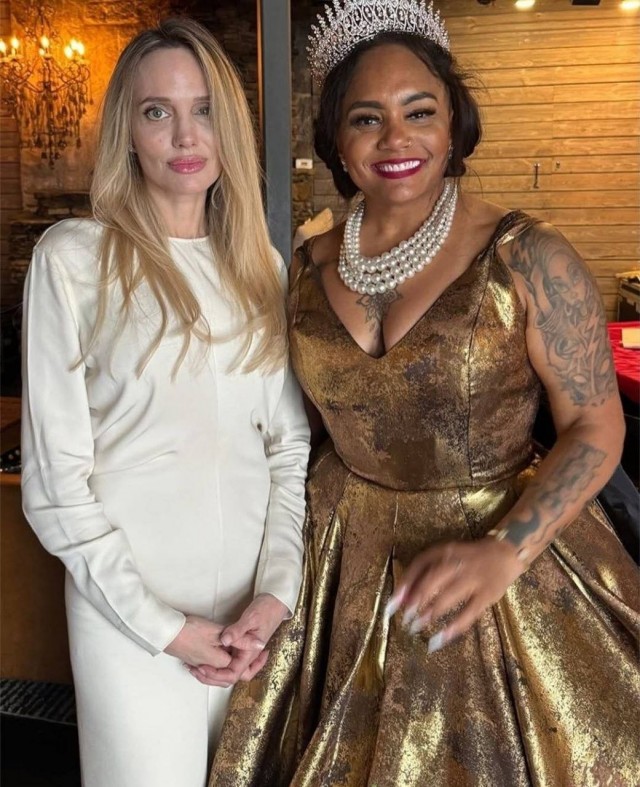 Анджелину Джоли не узнали на новых кадрах из колледжа дочери