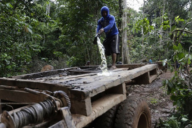 Воины джунглей Амазонки борются с  лесорубами