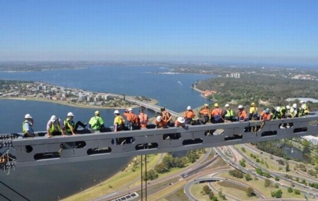 Повторение легендарного "Обеда на вершине здания"