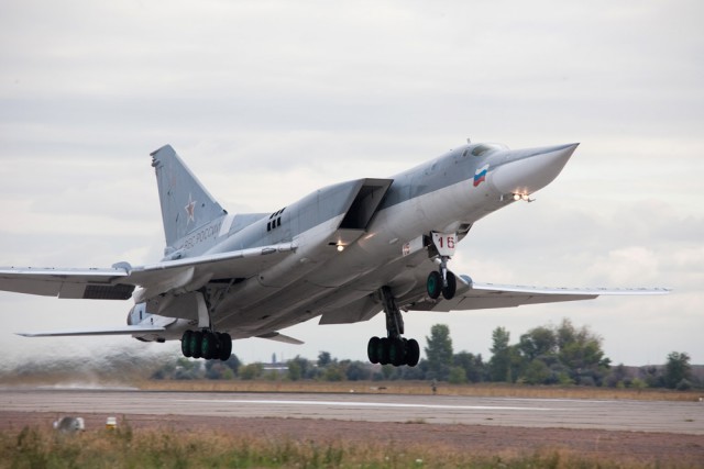 Шесть Ту-22М3, вылетевшие из России, нанесли удар по объектам ИГ в Сирии