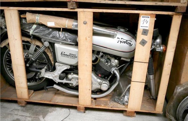 Капсула времени: партия новых британских мотоциклов 70-х годов в коробках