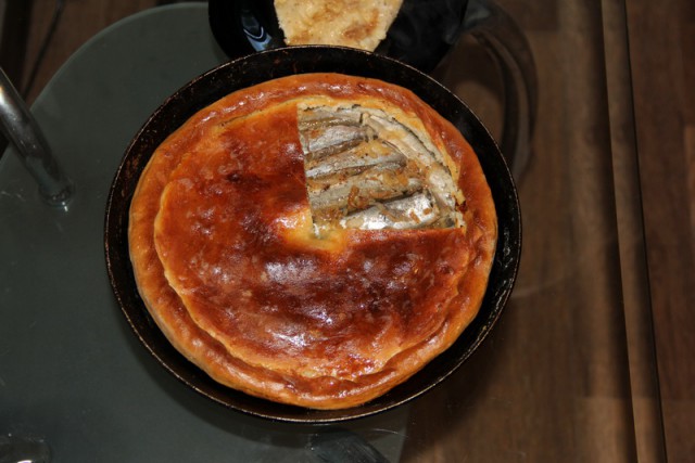 Пирог с мойвой