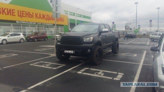 Четырежды инвалид умственного труда: пикап занял четыре парковочных места