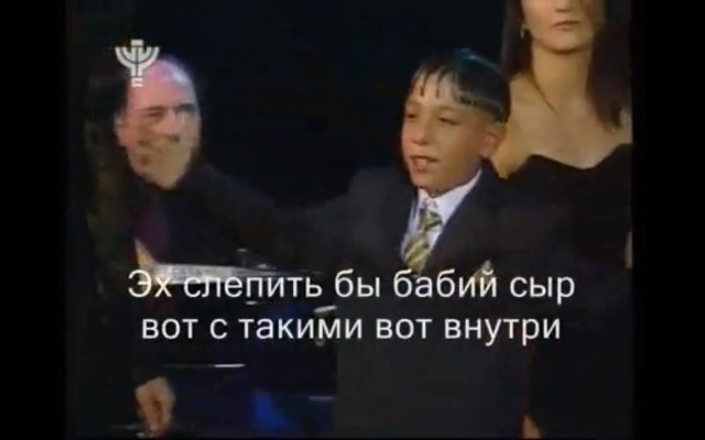 Хвастается.