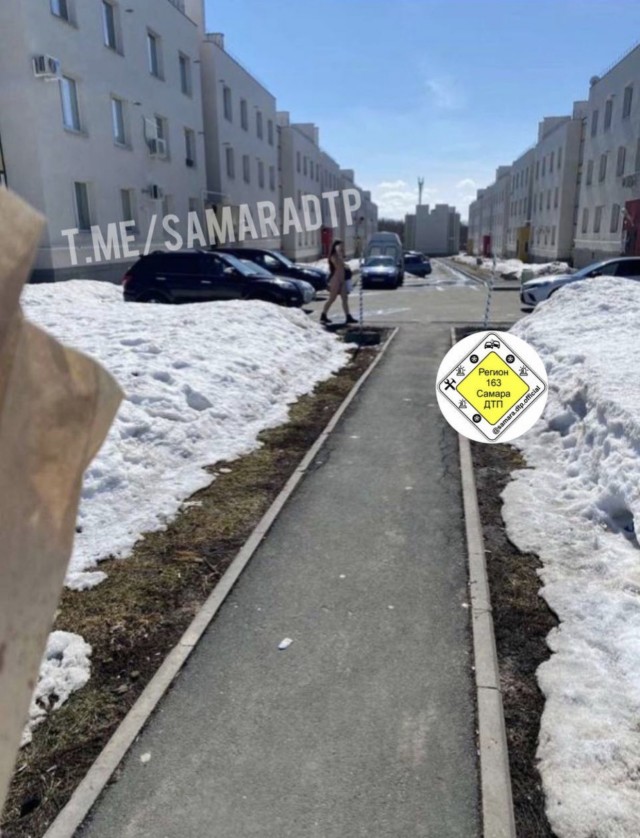 В Самаре в Крутых Ключах обнаженная девушка гуляла по улице