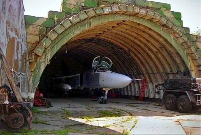 Заброшенный ракетный арсенал бывшего военного аэродрома "Кулон" в Переяславке