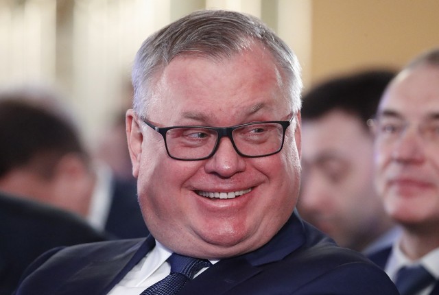 Глава ВТБ Андрей Костин зарабатывает около миллиарда рублей в месяц, выяснили журналисты.