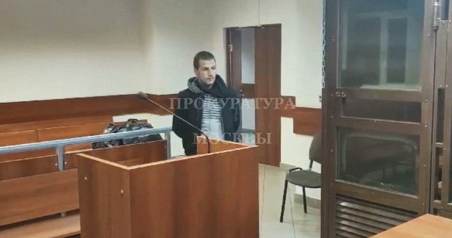 Молодой человек напал на девушку в метро на станции Площади Революции за отказ проводить её до дома.