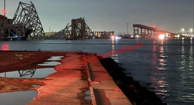 Мост в Балтиморе обрушился после столкновения с ним корабля