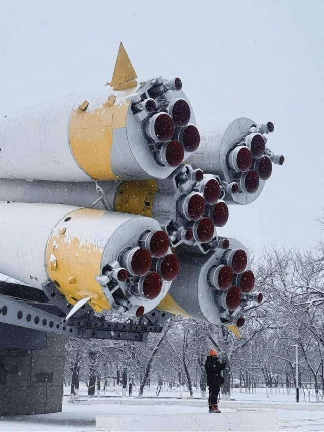 В западных соцсетях завирусился кадр с гигантской ракетой прямо во дворе — речь о памятнике «Союз-У» в Байконуре