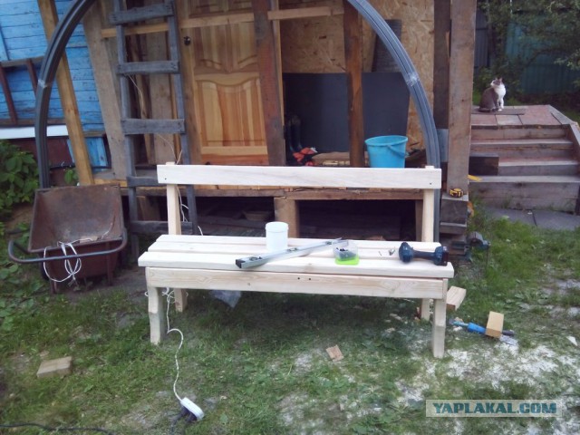 Садовая дорожка и скамейка для отдыха