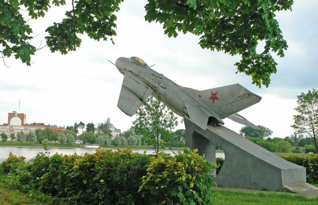 Самолет во дворе