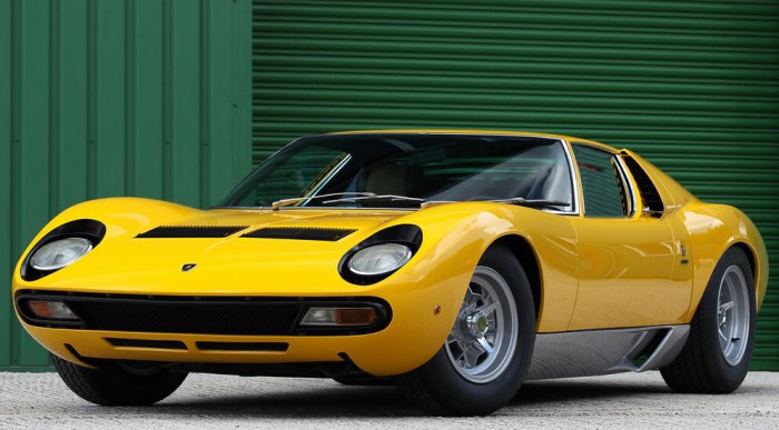 Во Франции нашли коллекцию из 80 заброшенных автомобилей. Включая Lamborghini Miura!