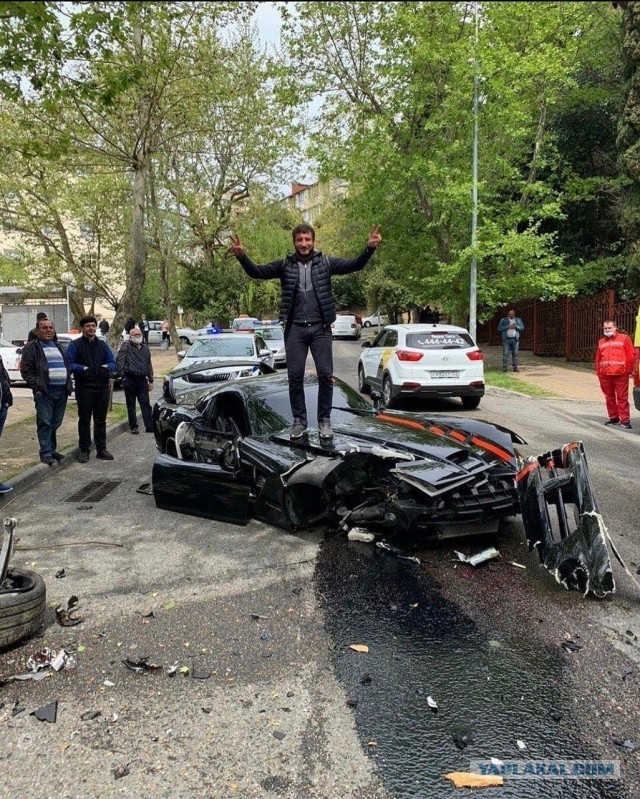 В Сочи «вхлам» разбили редкий Dodge Viper