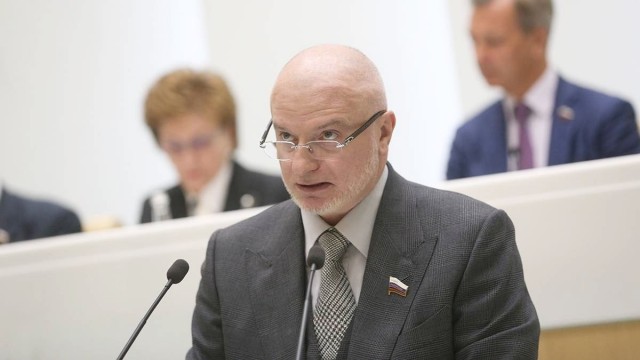 Сенатор Клишас допустил ограничения против россиян, уехавших за рубеж от мобилизации, которые «сделают нахождение за границей менее комфортным».