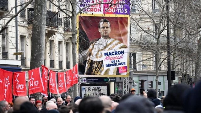 Француженку будут судить за оскорбление Макрона в сети