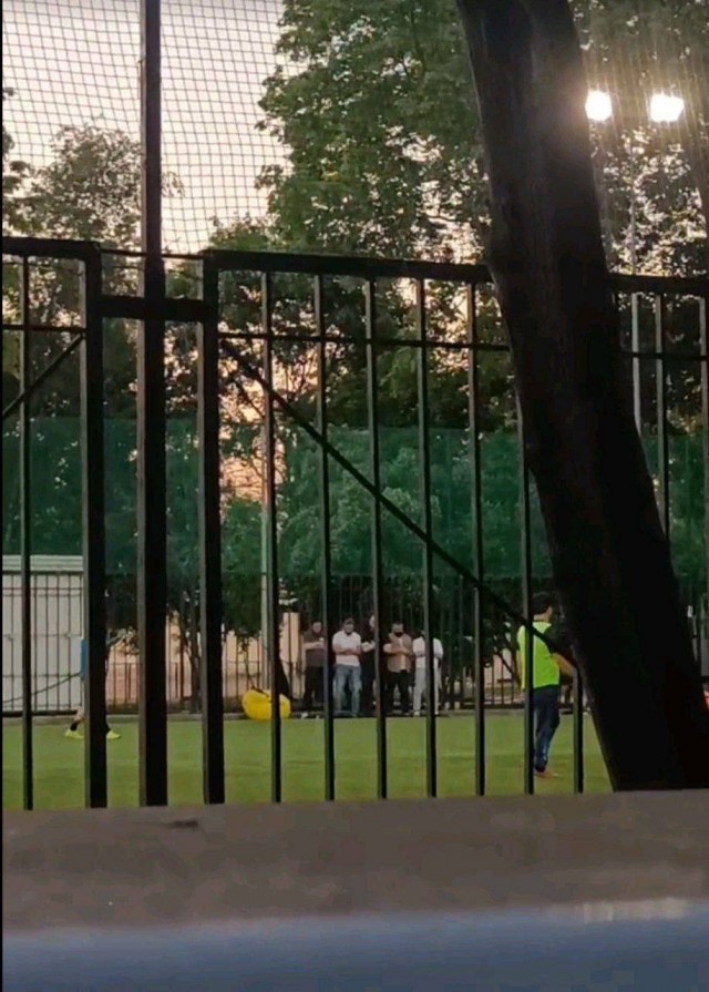 Устроили намаз на футбольном поле в Лужниках.