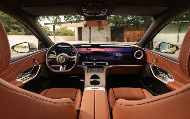 Mercedes-Benz показал электрический кроссовер GLC с технологией EQ