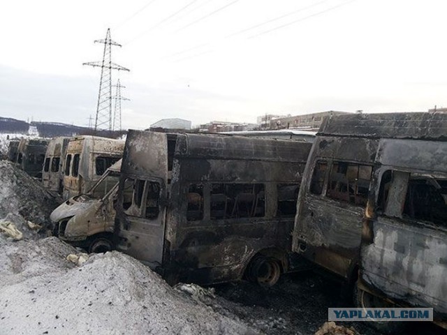 В Мурманске сжигают маршрутные такси
